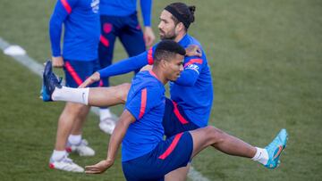 Reinildo, con Felipe, en la sesi&oacute;n de ayer del Atl&eacute;tico. 