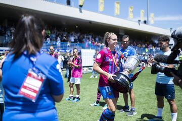 El Barcelona Femenino ha goleado 6-1 al Sporting de Huelva para proclamarse campeonas de la Copa de la Reina por novena vez.
