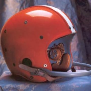 El casco de los Browns de 1956 fue el primero en tener integrado un sistema de radiotransmisión entre el HC y el QB.