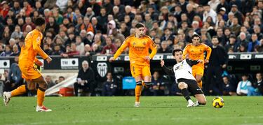 1-2. Error de la zaga del Valencia. Mal pase de Foulquier, Hugo Guillamón no puede controlar el balón y Jude Bellingham solo, en el mano a mano con Dimitievsk,i anota el tanto de la victoria.