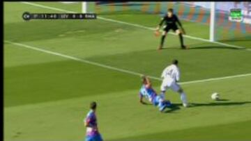 Juanfran, derribando a Chicharito.