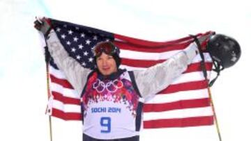 David Wise, de Estados Unidos, celebra su medalla de oro en halfpipe 