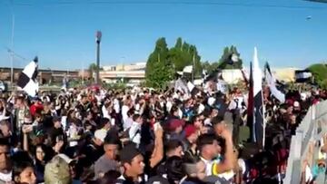 El multitudinario arengazo de los hinchas de Colo Colo en el hotel