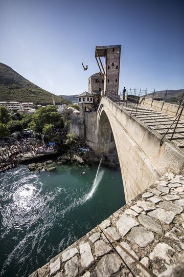 Kris Kolanus, de Polonia, se lanza desde la plataforma de 27 metros en Stari Most durante el primer día de competición de la quinta parada del Red Bull Cliff Diving World Series.