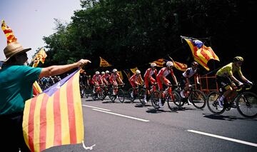 El pelotón durante la decimoquinta etapa del Tour de Francia 2021.