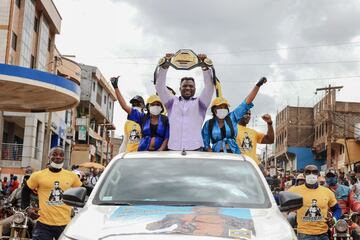 Francis Ngannou, primer africano en lograr el título más prestigioso de la UFC, fue recibido como un héroe
en localidad natal de Batié, al oeste de Camerún. ‘El Depredador’ es el actual campeón del peso pesado en la
MMA (artes marciales mixtas) tras derrotar al defensor del título, el norteamericano Stipe Miocic por ‘knockout’.