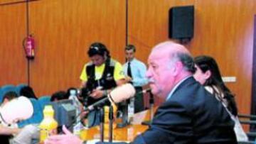 <b>LOS MEJORES. </b>Del Bosque, ayer en la rueda de Prensa que ofreci¨® en Las Rozas y en la que dio la lista de 23 jugadores para la Confecup.