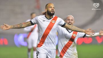 Beb&eacute; celebra, junto a Isi, su gol a Las Palmas.