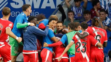 SAN SEBASTIÁN, 18/08/2024.- Los jugadores del Rayo Vallecano celebran el gol de Sergio Pérez Camello, segundo del equipo madrileño, durante el partido de LaLiga entre la Real Sociedad y el Rayo Vallecano, este domingo en el Reale Arena de San Sebastián. EFE/ Javier Etxezarreta