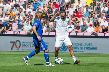 Ronaldinho ante Michel Salgado.