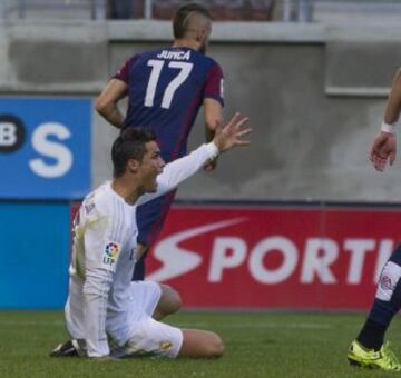 Cristiano Ronaldo y Juncà en la jugada del penalti. 