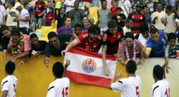 Los jugadores de Tahití saludan a sus seguidores antes del partido.