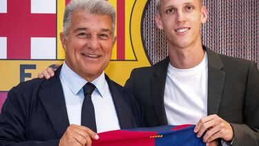 Dani Olmo, con Laporta el día de su presentación.