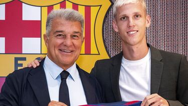 Dani Olmo, con Laporta el día de su presentación.