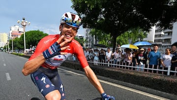El ciclista francés del Soudal Quick-Step Paul Magnier celebra su victoria en la cuarta etapa del Tour de Guangxi