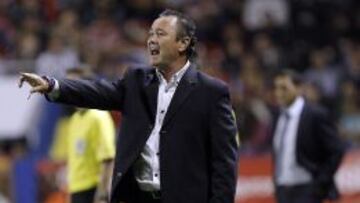 El entreandor del Levante, Juan Ignacio Mart&iacute;nez, da instrucciones a sus jugadores durante el partido de Liga ante el Real Zaragoza que est&aacute;n disputando esta noche en el estadio Ciutat de Valencia.