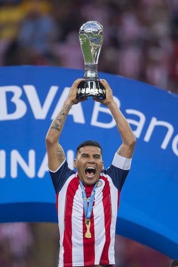 Salcido tiene el reconocimiento y respeto de todos sus compañeros por su enorme trayectoria. Por eso fue el hombre que cargó el trofeo de campeón en la última final.