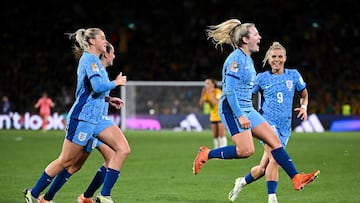 Sydney (Australia), 16/08/2023.- Lauren Hemp of England (C) celebrates after scoring the 1-2 goal during the FIFA Women's World Cup semi-final soccer match between Australia and England in Sydney, Australia, 16 August 2023. (Mundial de Fútbol) EFE/EPA/DAN HIMBRECHTS AUSTRALIA AND NEW ZEALAND OUT EDITORIAL USE ONLY
