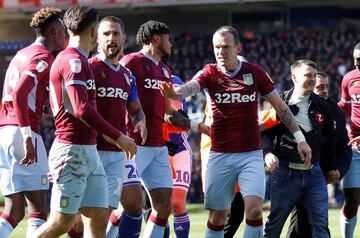 Un seguidor del Birmingham City Football Club ha saltado al terreno de juego durante el encuentro frente al Aston Villa y ha agredido al jugador del Jack Grealish, símbolo de los 'Villanos'.

