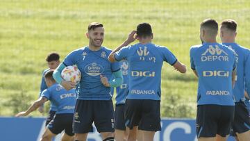 Lucas P¨¦rez, sonriente en el entrenamiento del Deportivo.