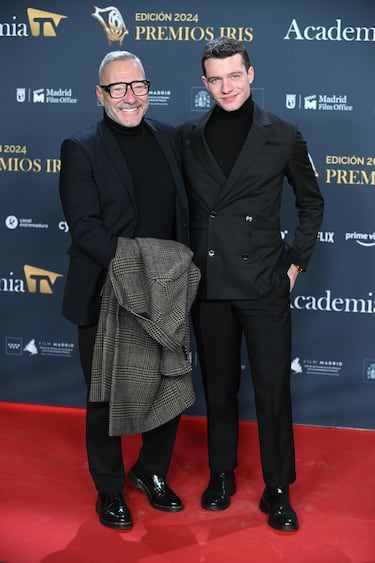 Goyo González posa en la alfombra roja de los Premios Iris 2024, los galardones organizados por la Academia de la Televisión.