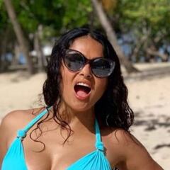 El espectacular posado de Salma Hayek en bikini a punto de cumplir 53 años