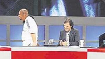 <b>HUMOR Y FÚTBOL. </b>Stoitchkov, Maldini, Ronaldo, Paco González, Guasch y Camacho, en el plató.