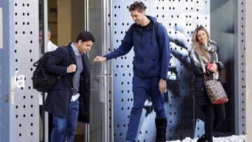 GRAF7006. MURCIA, 25/11/2019.- El jugador de la selección española de baloncesto, Pau Gasol (c), junto a su mujer, Catherine McDonnell (d), ha visitado este lunes en Murcia al doctor Mariano de Prado, especialista en lesiones de pie, para tener un diagnóstico de la dolencia que sufre en el pie izquierdo y que le ha impedido jugar con normalidad desde el pasado mes de marzo. EFE/ Marcial Guillén
