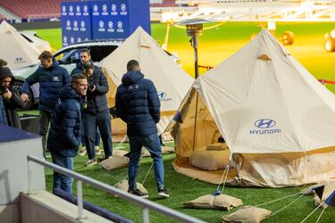 Diez aficionados disfrutarán de una exclusiva noche pernoctando en tiendas de campaña instaladas en el estadio, como ganadores de un sorteo de Hyundai, patrocinador del  Atletico de Madrid. Los jugadores rojiblancos cedieron sus vehículos IONIQ 5 para dotar de energía a diferentes zonas del Eco Camping. En la imagen, César Azpilicueta.