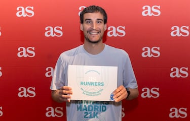 Los runners de AS con sus camisetas para la Zúrich Rock 'n' Roll Running Series Madrid. Jersey amarillo maratón,  gris media maratón y rojo 10 km.
