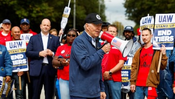 U.S. President Joe Biden joins striking members of the United Auto Workers (UAW) on the picket line outside the GM's Willow Run Distribution Center, in Belleville, Wayne County, Michigan, U.S., September 26, 2023. REUTERS/Evelyn Hockstein