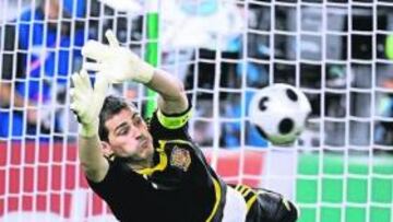 <b>SALVADOR. </b>Casillas detuvo dos penaltis ante Italia en la Eurocopa.
