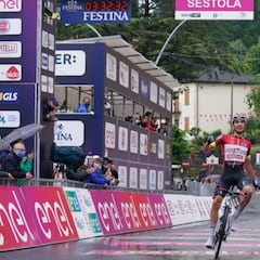 Ayuso asombra en el Giro: gana en la montaña y recupera el rosa