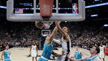 Mate de Victor Wembanyama en la victoria de los Spurs contra los Hornets