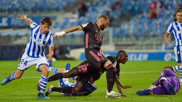 Benzema y Mendy pelean por un balón que termina atajando Remiro durante el partido de Anoeta del pasado domingo.