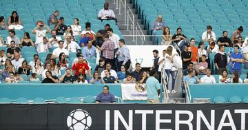 Seguidores presentes en el Hard Rock Stadium de Miami para disfrutar del entrenamiento del conjunto blanco. 