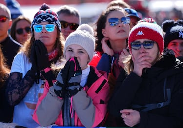 Los aficionados reaccionan conmocionados después de que Lindsey Vonn  se estrellara al inicio del descenso femenino.