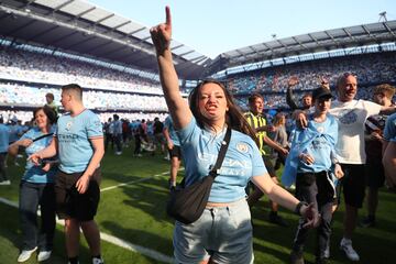 Los seguidores del Manchester City invaden el campo durante las celebración por el título después del partido de fútbol de la Premier League inglesa contra el Chelsea.