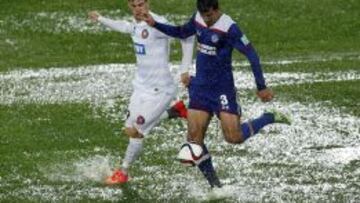 IMPRACTICABLE. Esta imagen del Cruz Azul-Sydney deja claro que ah&iacute; no se pod&iacute;a jugar al f&uacute;tbol.
 