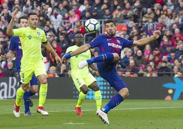 Luis Suárez marca el gol anulado por fuera de juego.