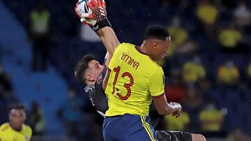 Yerry Mina y Emiliano Martínez