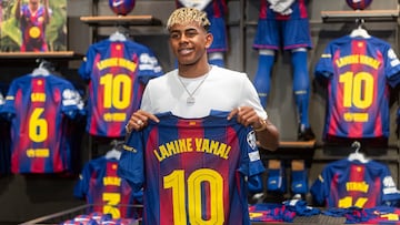 El futbolista Lamine Yamal posa con una camiseta tras firmar su contrato con el FC Barcelona, a 16 de julio de 2025, en Barcelona, Cataluña (España). El delantero renueva con el FC Barcelona hasta 2031, convirtiéndose en uno de los jugadores mejor pagados del club. El acuerdo, que entró en vigor el 13 de julio cuando cumplió 18 años, asegura su continuidad en el equipo hasta esa fecha. El salario base será de 15 millones de euros anuales, con la posibilidad de aumentar a 20 millones si cumple objetivos de rendimiento y títulos.
16 JULIO 2025;RENOVACIÓN;LAMINE;YAMAL;DELANTERO;BARÇA;CATALUNYA;JUGADOR;FUTBOLISTA;CONTRATO;NÚMERO 10;CAMISETA;FCB;
Lorena Sopêna / Europa Press
16/07/2025
