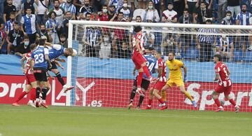 En el minuto 3, en un córner, el central cabeceó libre de marca adelantó al Alavés en el partido.