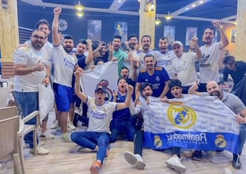 Los aficionados de la Pe&ntilde;a Madridista Baghdad celebran la clasificaci&oacute;n para semifinales de la Champions despu&eacute;s de eliminar al Chelsea.