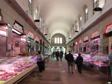 El mercado de Abasto de Santiago es el segundo lugar más visitado de la ciudad, tan solo por detrás de la Catedral. Este es un sitio para comprar, pero también para admirar, un entorno arquitectónico histórico único donde podrás pasear, degustar y comprar de los mejores comerciantes y artesanos, expertos en mariscos, pescados, carnes, quesos y verduras que los venden recién salidos del mar y de la huerta. Seas local o visitante, al entrar a este espacio despertarás los cinco sentidos con colores intensos, olores y texturas que te harán imposible no pensar en cómo empezar a preparar las cenas de esta Navidad.
Precio medio de la cesta de la compra: 51.50 €
Puestos de venta disponibles: 70