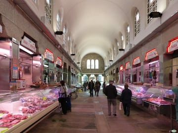 El mercado de Abasto de Santiago es el segundo lugar más visitado de la ciudad, tan solo por detrás de la Catedral. Este es un sitio para comprar, pero también para admirar, un entorno arquitectónico histórico único donde podrás pasear, degustar y comprar de los mejores comerciantes y artesanos, expertos en mariscos, pescados, carnes, quesos y verduras que los venden recién salidos del mar y de la huerta. Seas local o visitante, al entrar a este espacio despertarás los cinco sentidos con colores intensos, olores y texturas que te harán imposible no pensar en cómo empezar a preparar las cenas de esta Navidad.

Precio medio de la cesta de la compra: 51.50 €
Puestos de venta disponibles: 70