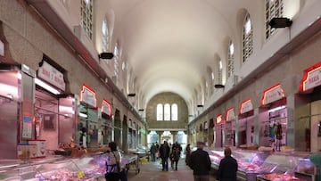 El mercado de Abasto de Santiago es el segundo lugar más visitado de la ciudad, tan solo por detrás de la Catedral. Este es un sitio para comprar, pero también para admirar, un entorno arquitectónico histórico único donde podrás pasear, degustar y comprar de los mejores comerciantes y artesanos, expertos en mariscos, pescados, carnes, quesos y verduras que los venden recién salidos del mar y de la huerta. Seas local o visitante, al entrar a este espacio despertarás los cinco sentidos con colores intensos, olores y texturas que te harán imposible no pensar en cómo empezar a preparar las cenas de esta Navidad.
Precio medio de la cesta de la compra: 51.50 €
Puestos de venta disponibles: 70
