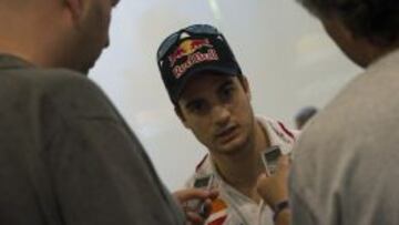 Pedrosa atiende a los medios.