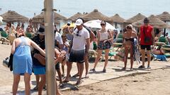 Varias personas se duchan en los lavapies de la playa en La Malagueta, después de que el Ayuntamiento de la capital corte el agua de las duchas por la sequía a 4 de agosto de 2023 en Málaga, Andalucía. Málaga ciudad toma más medidas por la sequía y cortará el agua de las duchas de playa


El Ayuntamiento de Málaga ha puesto en marcha nuevas medidas de ahorro y en cumplimiento de las recomendaciones trasladadas al Consistorio en el seno de la Comisión para la Gestión de la Sequía de la Demarcación Hidrográfica de la Cuencas Mediterráneas Andaluzas.
04 AGOSTO 2023
Álex Zea / Europa Press
04/08/2023