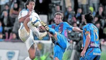 <b>INCANSABLE. </b>Ponzio despeja el balón ante Jonan García.